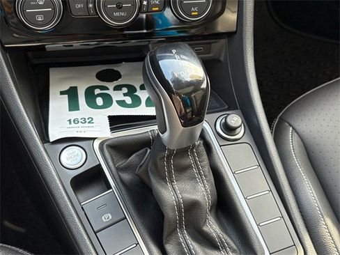 Used 2023 Volkswagen Jetta SE w/ Panoramic Sunroof Package image 22