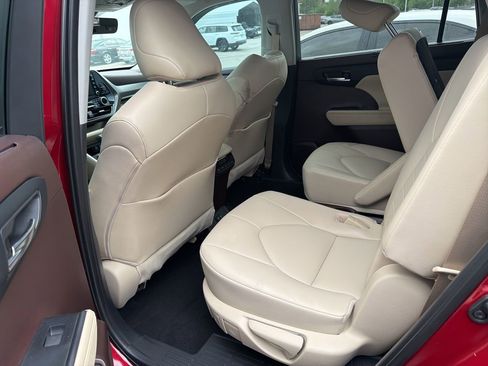 Used 2021 Toyota Highlander XLE image 9