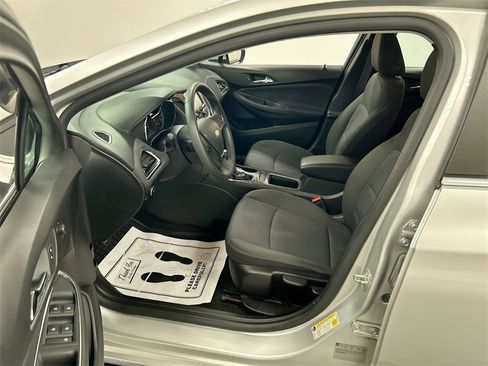 Used 2017 Chevrolet Cruze LT image 9