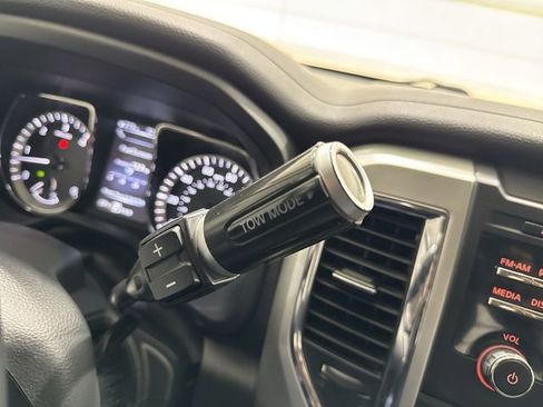 Used 2017 Nissan Titan SV image 15