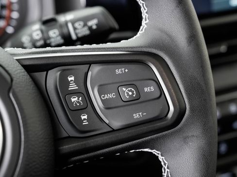 Used 2025 Jeep Wrangler Unlimited Rubicon w/ Convenience Group AWD/4WD image 15