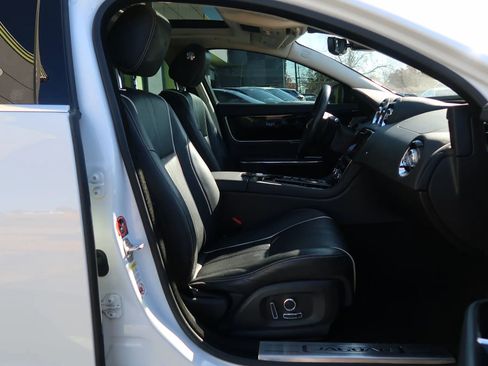 Used 2019 Jaguar XJ R-Sport image 21