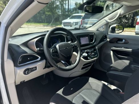 Used 2023 Chrysler Voyager LX FWD image 10