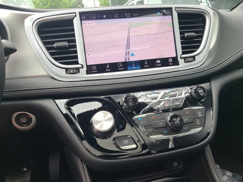 New 2023 Chrysler Pacifica Limited w/ Uconnect Theater Family Group image 29