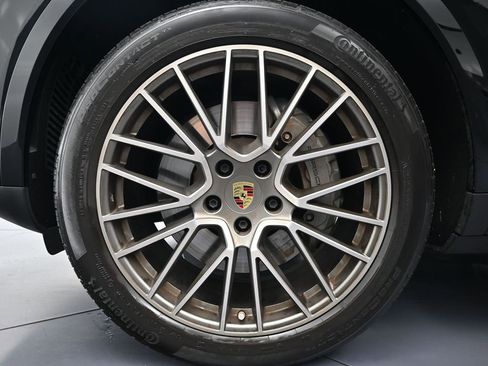 Used 2023 Porsche Cayenne S Platinum image 26