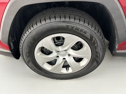 Used 2021 Toyota RAV4 LE image 11
