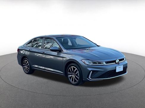 Used 2025 Volkswagen Jetta SE image 2