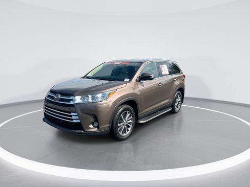 Used 2019 Toyota Highlander XLE FWD image 5