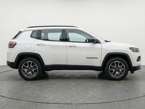 Used 2025 Jeep Compass Trailhawk image 11