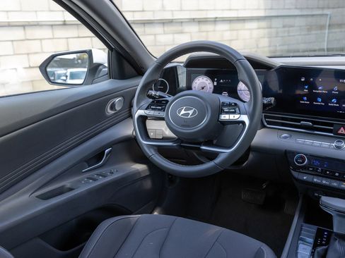 Used 2025 Hyundai Elantra SEL FWD image 21