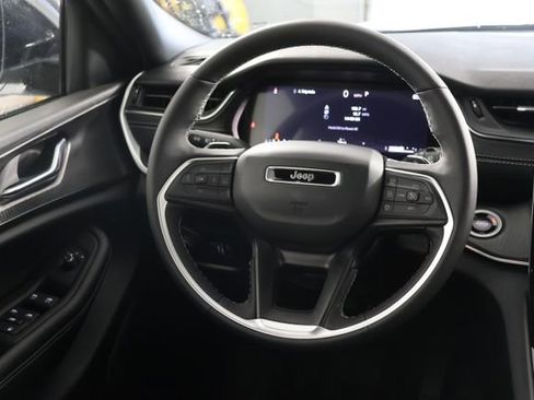 Used 2025 Jeep Grand Cherokee Altitude AWD/4WD image 10