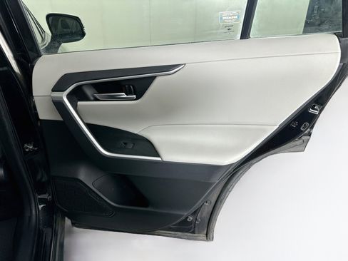 Used 2020 Toyota RAV4 XLE w/ Convenience Package FWD image 29