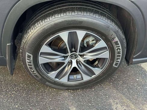 Used 2022 Toyota Highlander XLE image 9