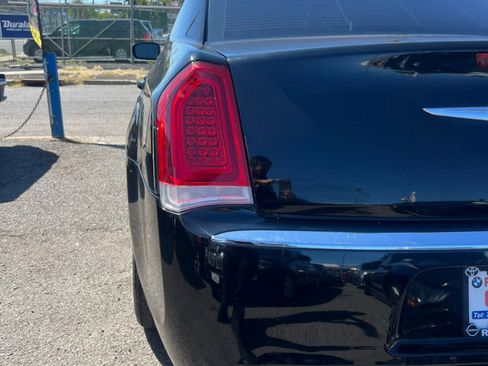 Used 2017 Chrysler 300 Limited image 7