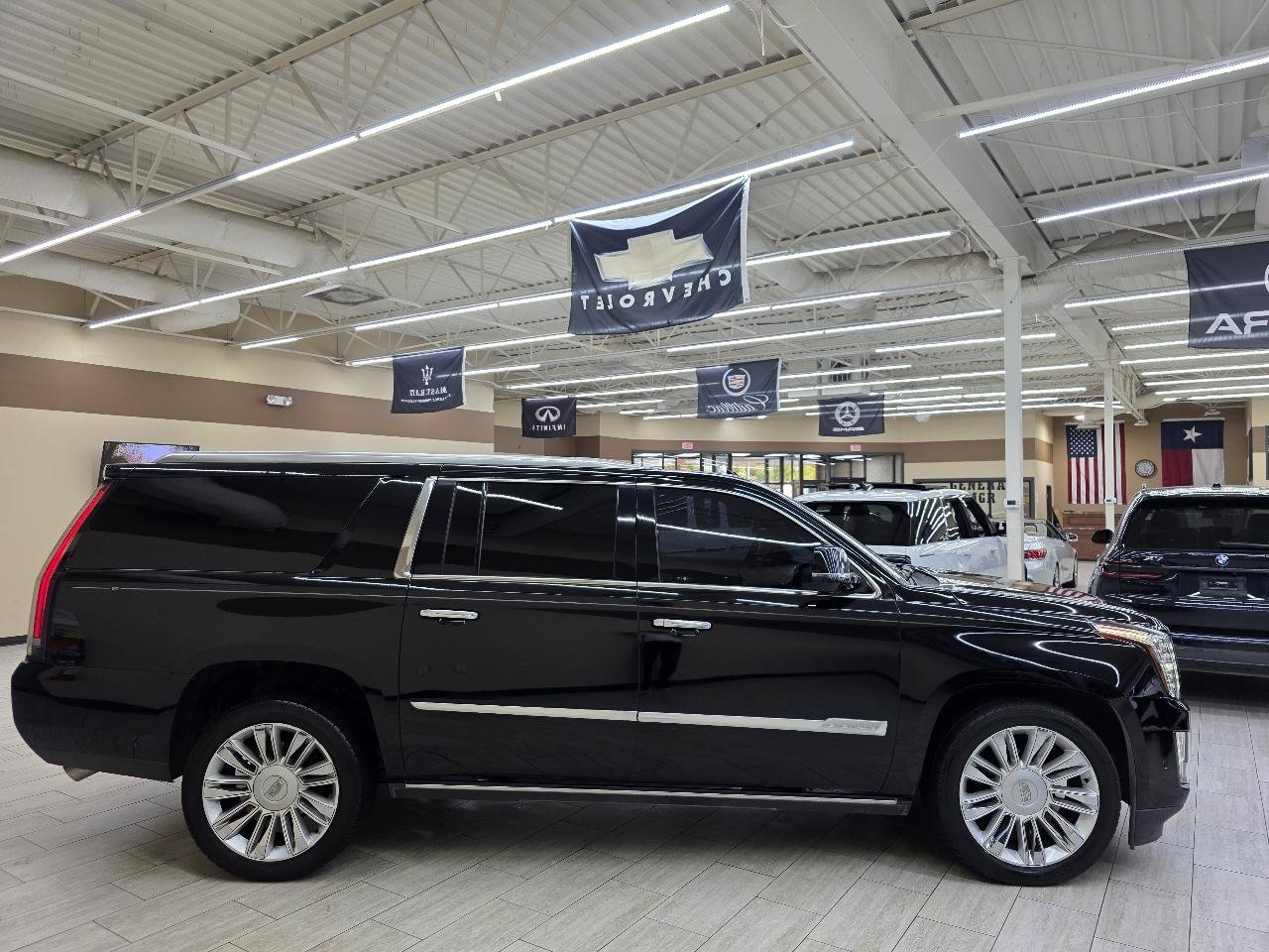 Used 2018 Cadillac Escalade ESV Platinum AWD/4WD image 5