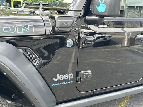 Used 2023 Jeep Wrangler Unlimited Rubicon 4xe w/ Steel Bumper Group AWD/4WD image 15