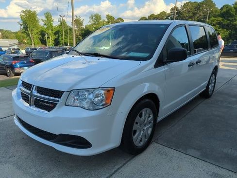 Used 2020 Dodge Grand Caravan SE FWD image 3