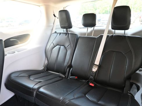 Used 2023 Chrysler Pacifica Touring-L FWD image 31
