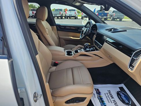 Used 2022 Porsche Cayenne AWD/4WD image 21