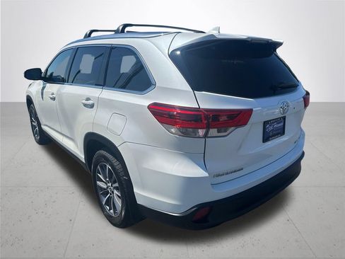 Used 2019 Toyota Highlander XLE AWD/4WD image 9