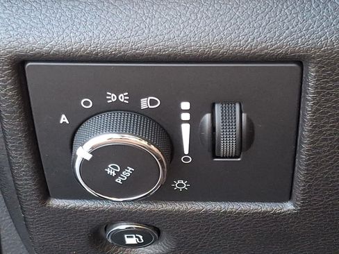 Used 2019 Jeep Grand Cherokee Overland AWD/4WD image 23