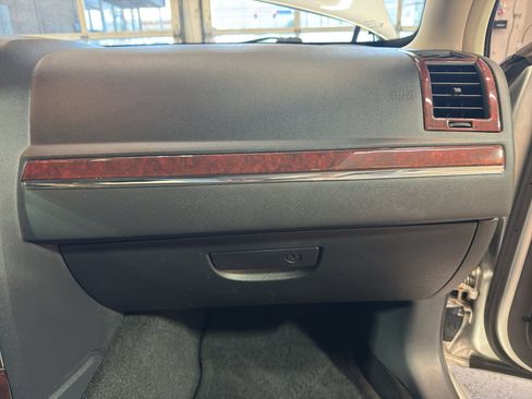 Used 2009 Chrysler 300 Touring RWD image 23