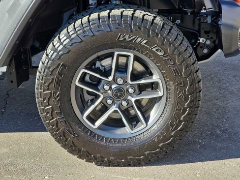 Certified 2024 Jeep Gladiator Mojave w/ Technology Group image 28