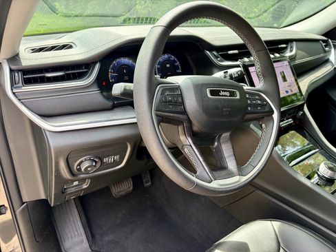 Used 2023 Jeep Grand Cherokee Limited AWD/4WD image 15