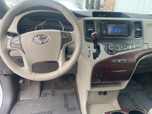 Used 2013 Toyota Sienna XLE image 11