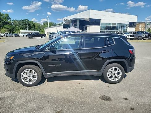 Used 2025 Jeep Compass Latitude image 4