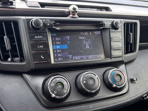 Used 2018 Toyota RAV4 LE FWD image 9