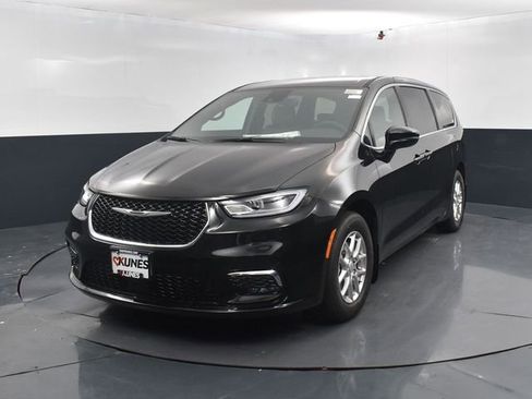 New 2025 Chrysler Pacifica Select image 4