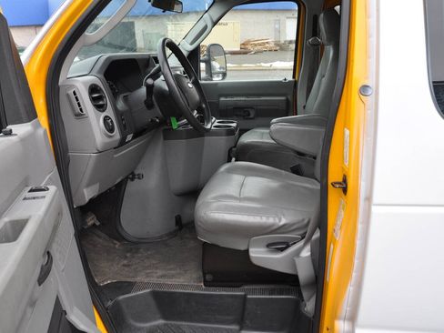 Used 2014 Ford E-250 and Econoline 250 Extended w/ Power Group RWD image 17