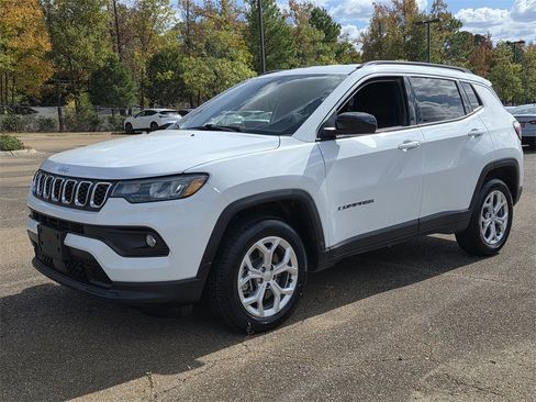 Used 2024 Jeep Compass Latitude image 7