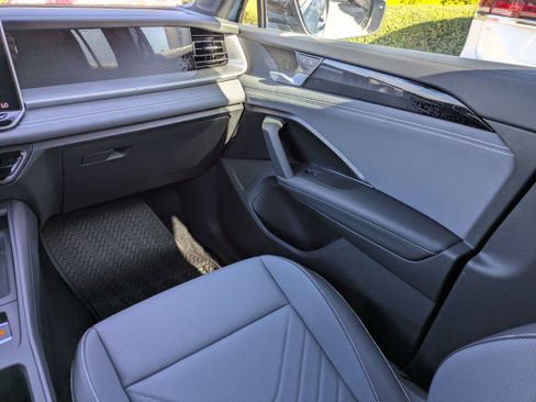 New 2026 Volkswagen Tiguan SE R-Line image 18