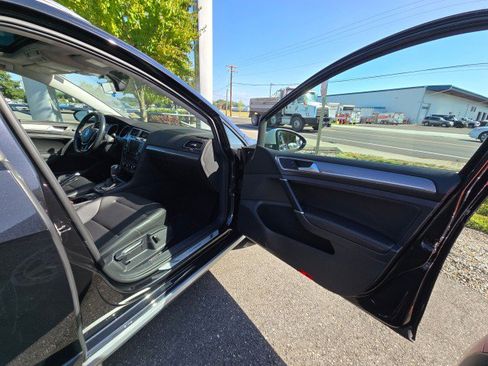 Used 2017 Volkswagen Golf Alltrack S image 10