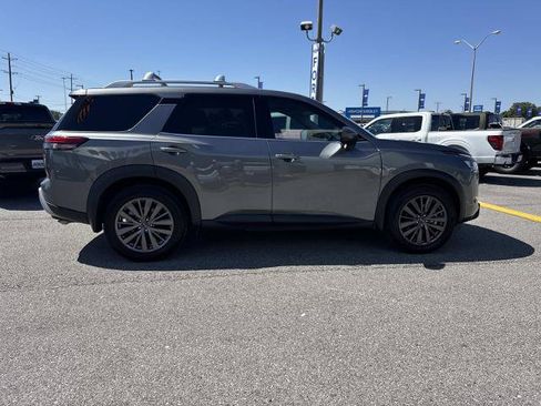 Used 2023 Nissan Pathfinder SL w/ SL Premium Package FWD image 4