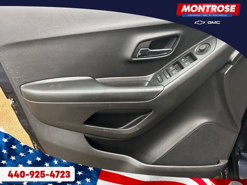 Used 2022 Chevrolet Trax LT w/ LT Convenience Package image 9