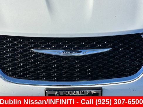 Used 2022 Chrysler Pacifica Touring-L FWD image 45