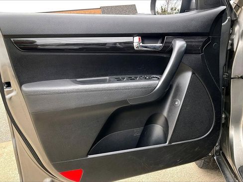 Used 2013 Kia Sorento LX w/ Convenience Pkg image 14