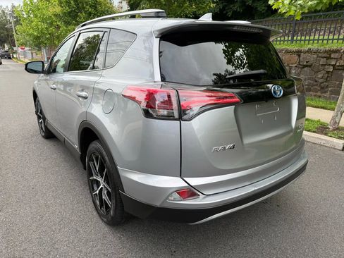 Used 2017 Toyota RAV4 SE image 4