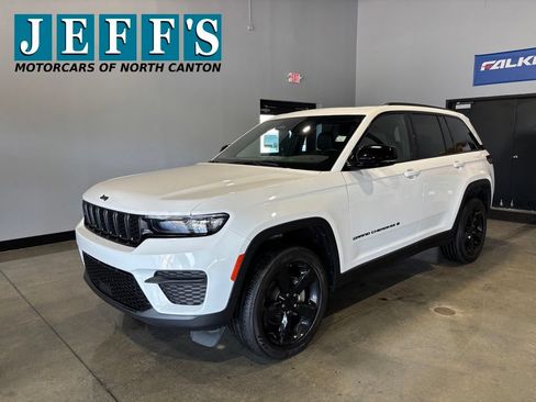 Used 2023 Jeep Grand Cherokee Altitude AWD/4WD image 1