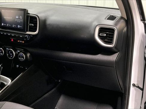 Used 2025 Hyundai Venue SEL FWD image 16