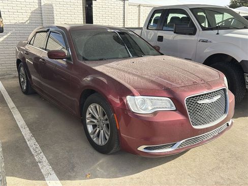 Used 2018 Chrysler 300 Touring L image 2