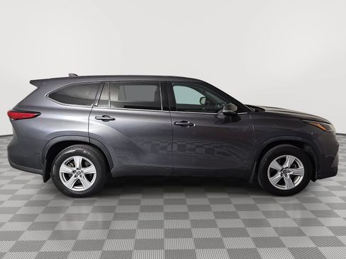 Used 2022 Toyota Highlander LE AWD/4WD image 9