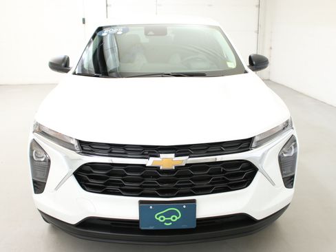 Certified 2025 Chevrolet Trax LS FWD image 3