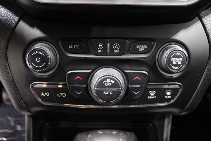 Used 2019 Jeep Cherokee Limited AWD/4WD image 34