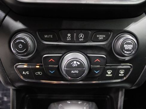 Used 2019 Jeep Cherokee Limited AWD/4WD image 34