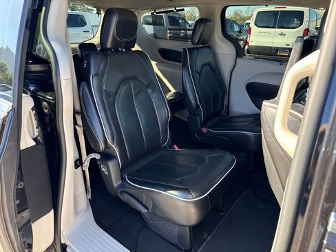 Used 2021 Chrysler Pacifica Limited w/ Uconnect Theater Family Group image 26
