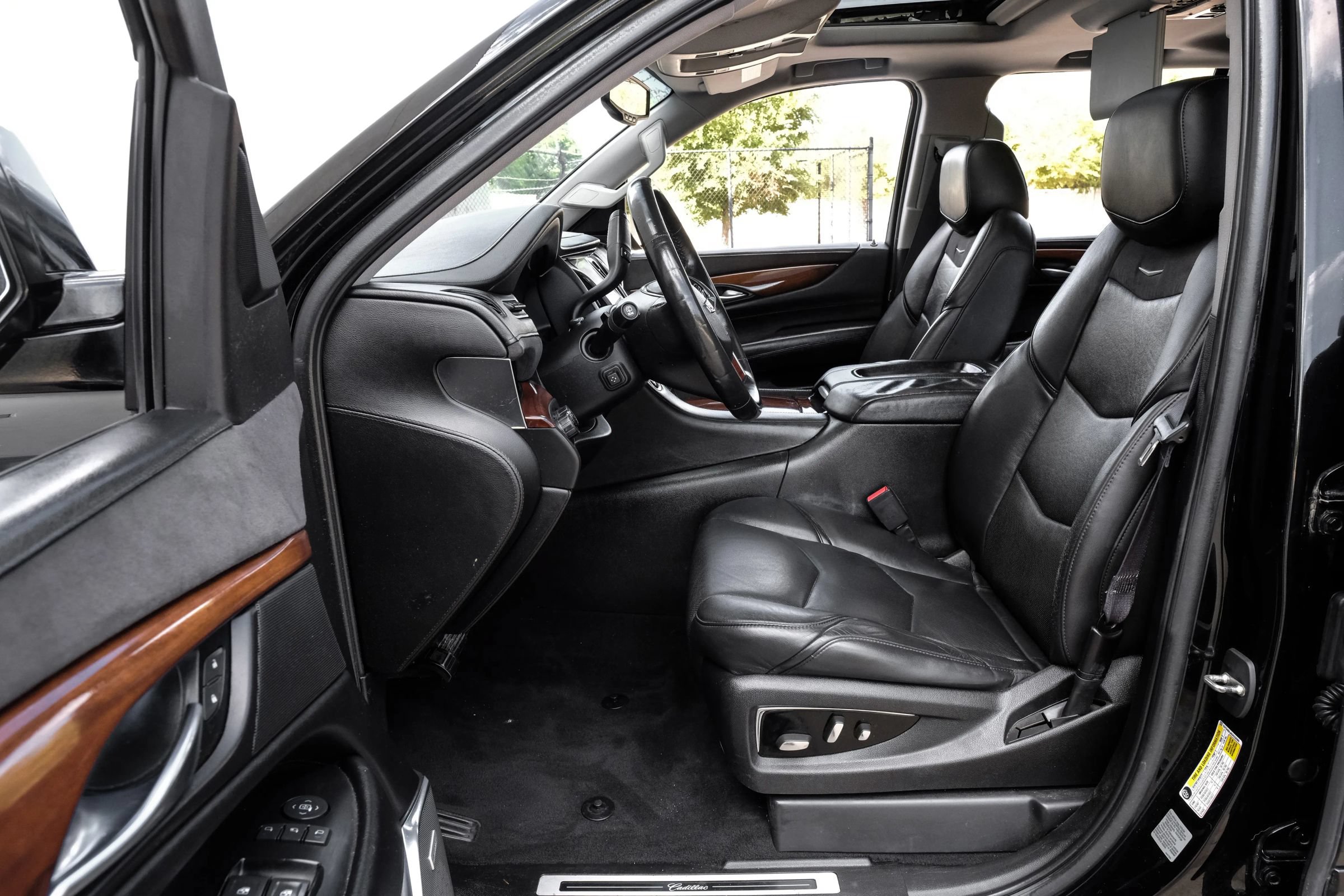 Used 2016 Cadillac Escalade Luxury AWD/4WD image 4